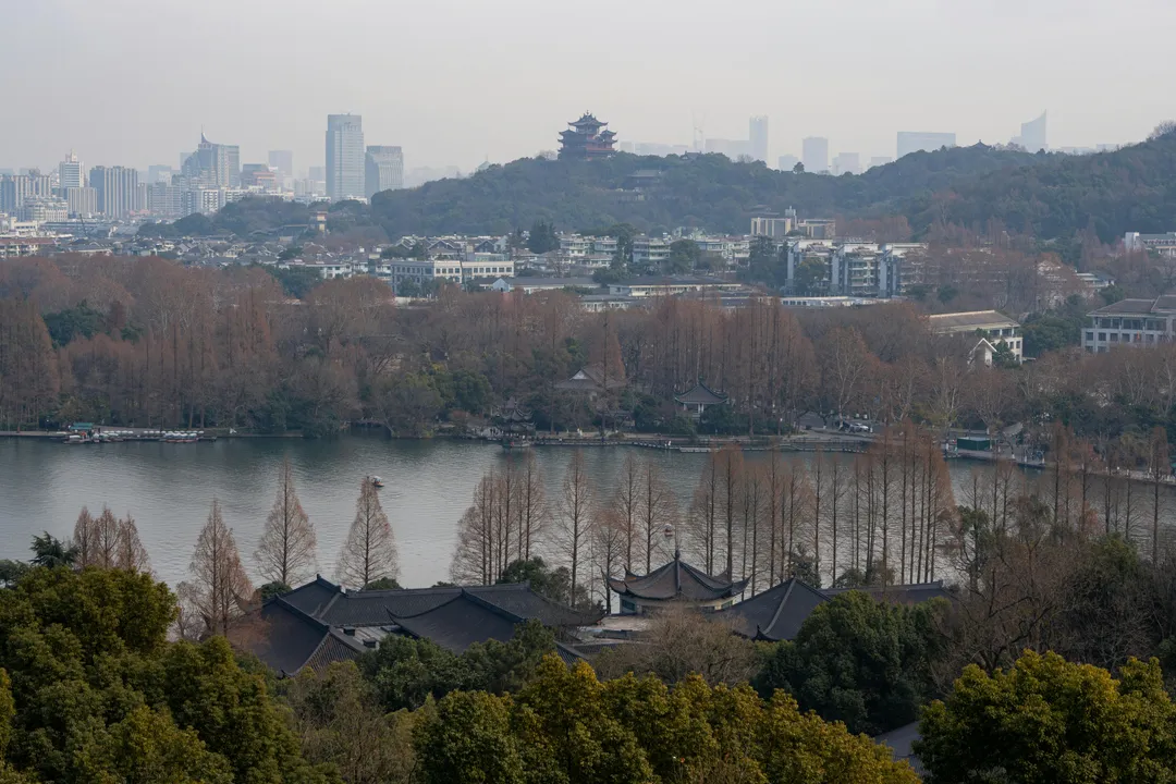 西湖与杭州城市天际线全景。