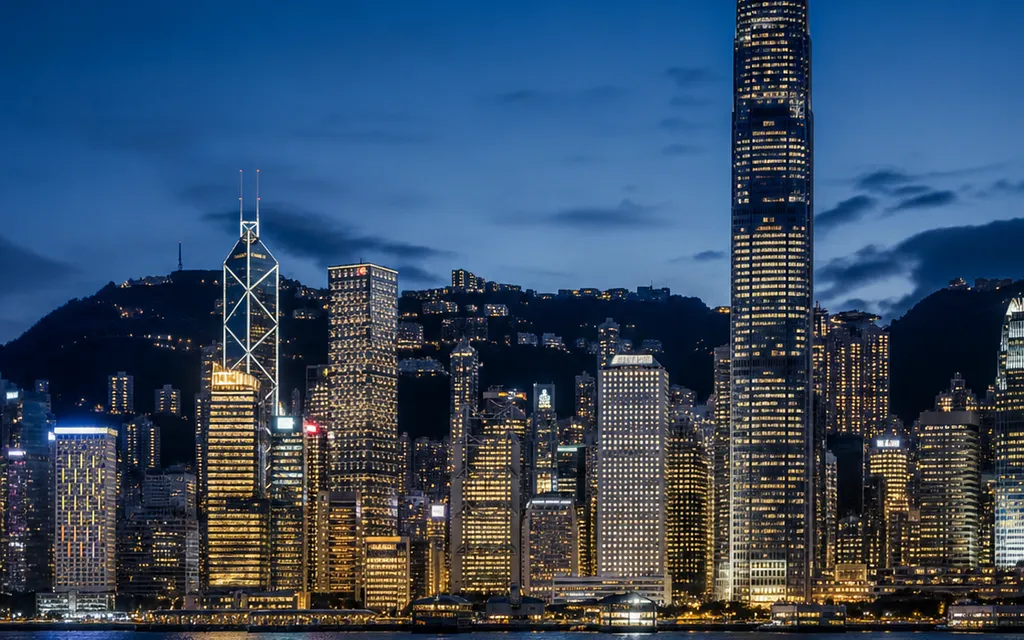 夜晚的香港维多利亚港天际线。
