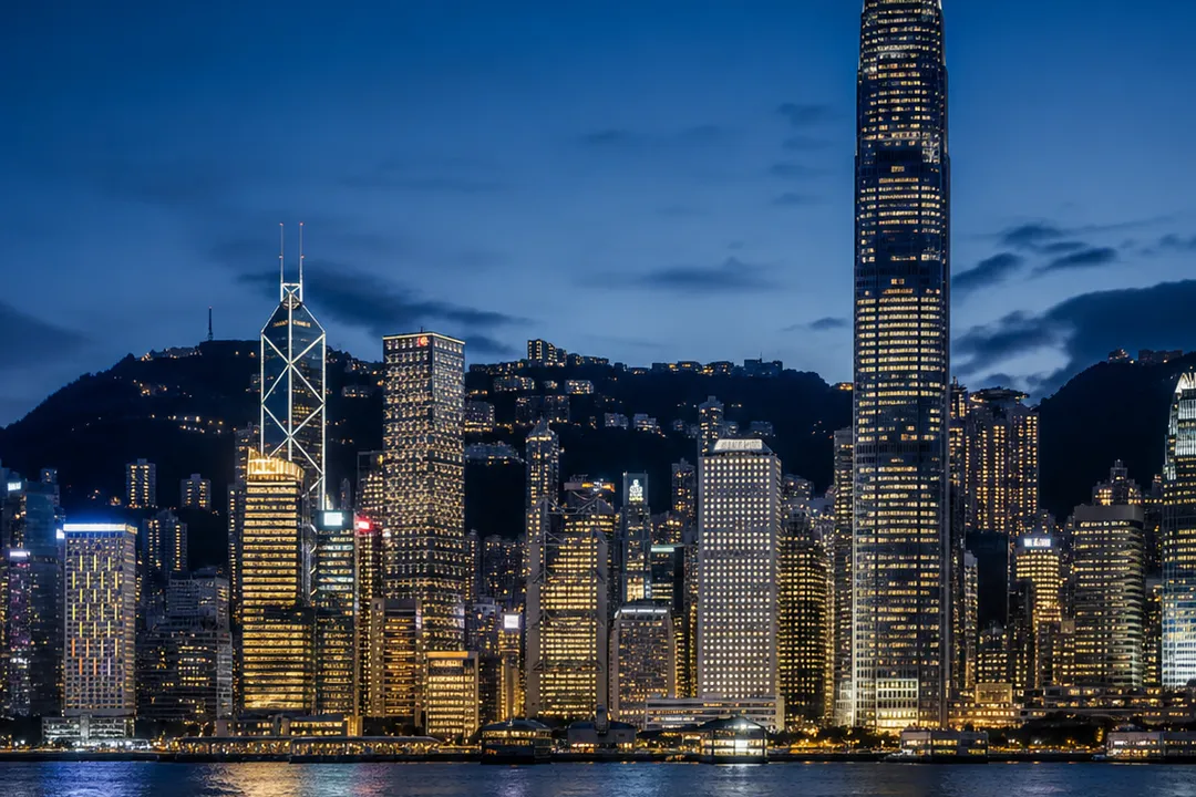 夜晚的香港维多利亚港天际线。