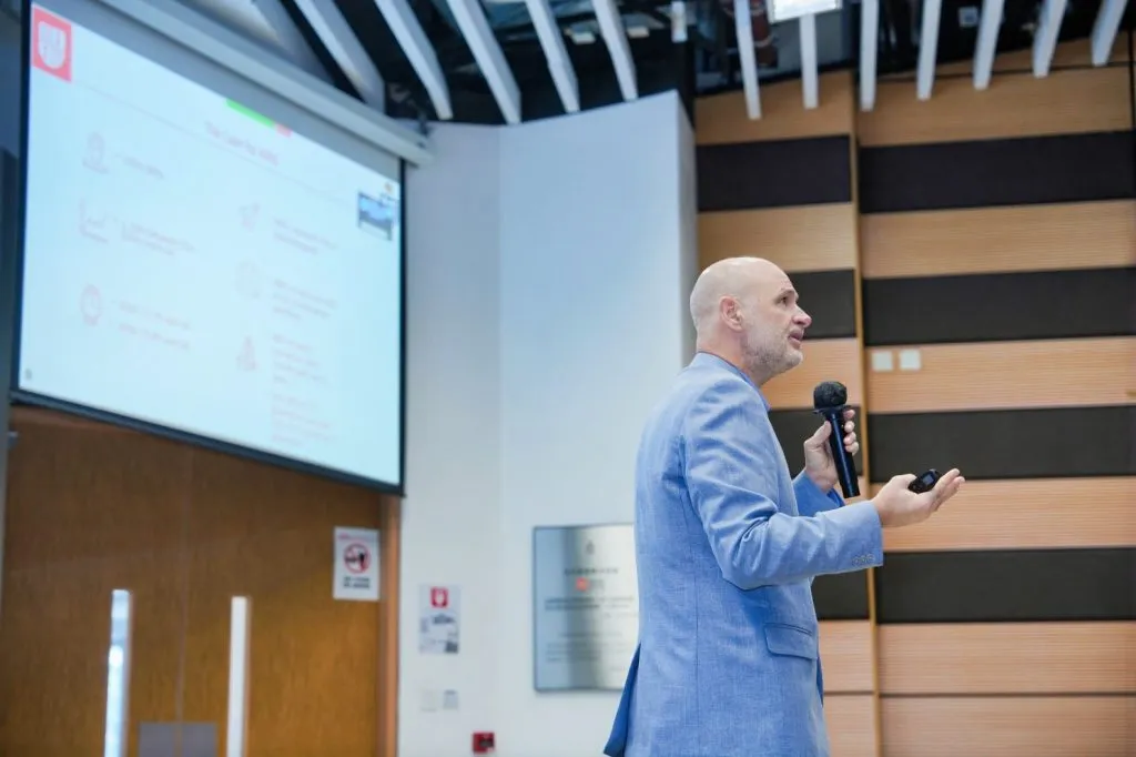 Professor Jan Simon delivering a keynote at the HKUST-IESE ETA Summit.
