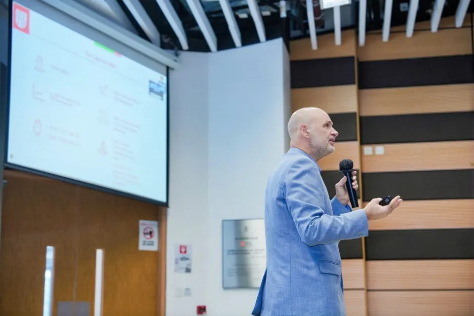 Professor Jan Simon delivering a keynote at the HKUST-IESE ETA Summit.